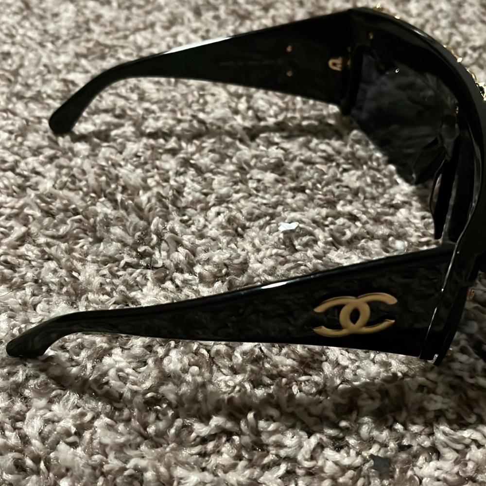 Authentic vintage Chanel sunglasses with leather gold chain - Picture 6 of 12